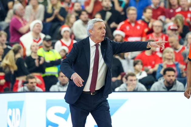 Svetislav Pesic (FC Bayern Basketball, Chef-Trainer) gestikuliert, GER, FC Bayern Basketball vs. Hapoel Tel Aviv, Basketball, Euroleague, 18. Spieltag, Saison 2025 2026, 23.12.2025, GER, FC Bayern Basketball vs. Hapoel Tel Aviv, Basketball, Euroleague, 18. Spieltag, Saison 2025 2026, 23.12.2025 Muenchen Copyright: xEibner-Pressefoto JennixMaulx EP_JML