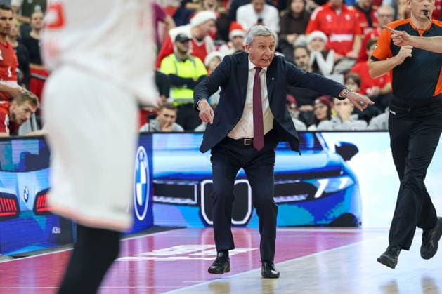 Svetislav Pesic (FC Bayern Basketball, Chef-Trainer) gestikuliert, GER, FC Bayern Basketball vs. Hapoel Tel Aviv, Basketball, Euroleague, 18. Spieltag, Saison 2025 2026, 23.12.2025, GER, FC Bayern Basketball vs. Hapoel Tel Aviv, Basketball, Euroleague, 18. Spieltag, Saison 2025 2026, 23.12.2025 Muenchen Copyright: xEibner-Pressefoto JennixMaulx EP_JML