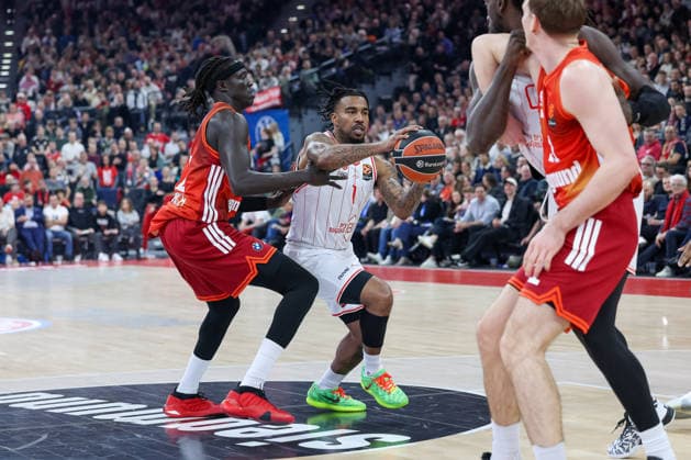 Chris Jones (Hapoel IBI Tel Aviv, 01) mit Wenyen Gabriel (FC Bayern Basketball, 32), GER, FC Bayern Basketball vs. Hapoel Tel Aviv, Basketball, Euroleague, 18. Spieltag, Saison 2025 2026, 23.12.2025, GER, FC Bayern Basketball vs. Hapoel Tel Aviv, Basketball, Euroleague, 18. Spieltag, Saison 2025 2026, 23.12.2025 Muenchen Copyright: xEibner-Pressefoto JennixMaulx EP_JML