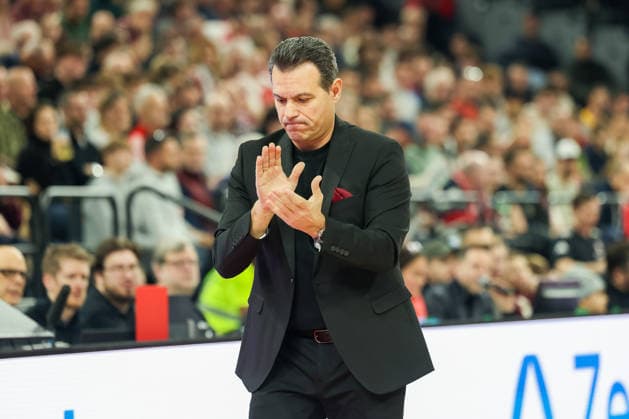 Dimitris Itoudis (Hapoel IBI Tel Aviv, Cheftrainer) applaudiert, GER, FC Bayern Basketball vs. Hapoel Tel Aviv, Basketball, Euroleague, 18. Spieltag, Saison 2025 2026, 23.12.2025, GER, FC Bayern Basketball vs. Hapoel Tel Aviv, Basketball, Euroleague, 18. Spieltag, Saison 2025 2026, 23.12.2025 Muenchen Copyright: xEibner-Pressefoto JennixMaulx EP_JML