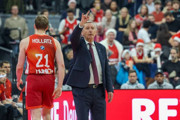 Svetislav Pesic (FC Bayern Basketball, Chef-Trainer) gestikuliert, GER, FC Bayern Basketball vs. Hapoel Tel Aviv, Basketball, Euroleague, 18. Spieltag, Saison 2025 2026, 23.12.2025, GER, FC Bayern Basketball vs. Hapoel Tel Aviv, Basketball, Euroleague, 18. Spieltag, Saison 2025 2026, 23.12.2025 Muenchen Copyright: xEibner-Pressefoto JennixMaulx EP_JML