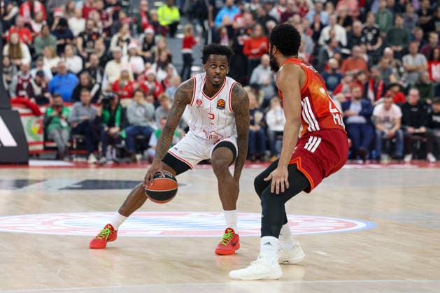 Antonio Blakeney (Hapoel IBI Tel Aviv, 02) mit Spencer Dinwiddie (FC Bayern Basketball, 26), GER, FC Bayern Basketball vs. Hapoel Tel Aviv, Basketball, Euroleague, 18. Spieltag, Saison 2025 2026, 23.12.2025, GER, FC Bayern Basketball vs. Hapoel Tel Aviv, Basketball, Euroleague, 18. Spieltag, Saison 2025 2026, 23.12.2025 Muenchen Copyright: xEibner-Pressefoto JennixMaulx EP_JML