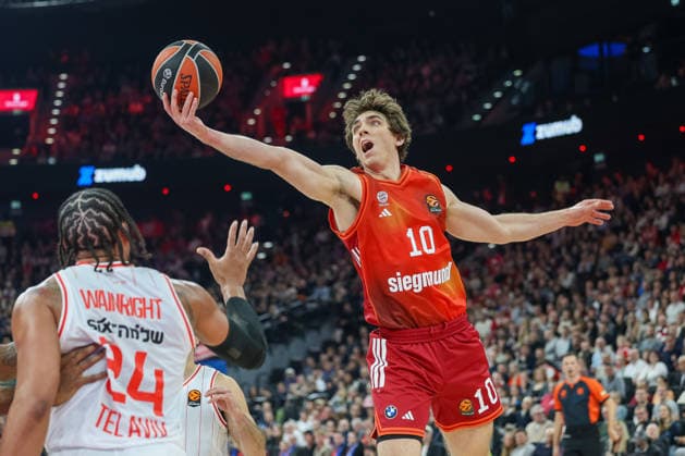 Justinian Jessup (FC Bayern Basketball, 10) mit Ish Wainright (Hapoel IBI Tel Aviv, 24), GER, FC Bayern Basketball vs. Hapoel Tel Aviv, Basketball, Euroleague, 18. Spieltag, Saison 2025 2026, 23.12.2025, GER, FC Bayern Basketball vs. Hapoel Tel Aviv, Basketball, Euroleague, 18. Spieltag, Saison 2025 2026, 23.12.2025 Muenchen Copyright: xEibner-Pressefoto JennixMaulx EP_JML
