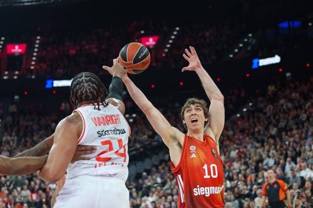 Justinian Jessup (FC Bayern Basketball, 10) mit Ish Wainright (Hapoel IBI Tel Aviv, 24), GER, FC Bayern Basketball vs. Hapoel Tel Aviv, Basketball, Euroleague, 18. Spieltag, Saison 2025 2026, 23.12.2025, GER, FC Bayern Basketball vs. Hapoel Tel Aviv, Basketball, Euroleague, 18. Spieltag, Saison 2025 2026, 23.12.2025 Muenchen Copyright: xEibner-Pressefoto JennixMaulx EP_JML