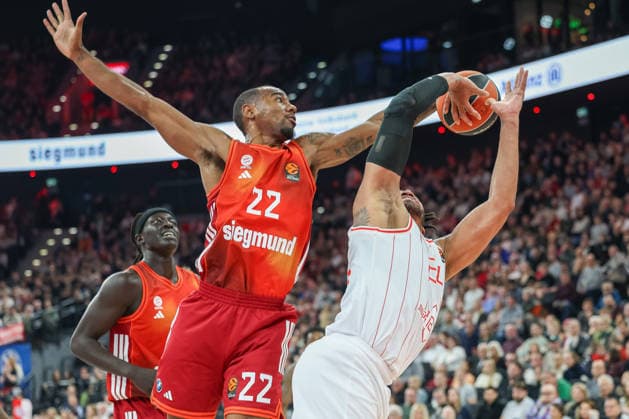 Isiaha Mike (FC Bayern Basketball, 22) mit Ish Wainright (Hapoel IBI Tel Aviv, 24), mit Wenyen Gabriel (FC Bayern Basketball, 32), GER, FC Bayern Basketball vs. Hapoel Tel Aviv, Basketball, Euroleague, 18. Spieltag, Saison 2025 2026, 23.12.2025, GER, FC Bayern Basketball vs. Hapoel Tel Aviv, Basketball, Euroleague, 18. Spieltag, Saison 2025 2026, 23.12.2025 Muenchen Copyright: xEibner-Pressefoto JennixMaulx EP_JML