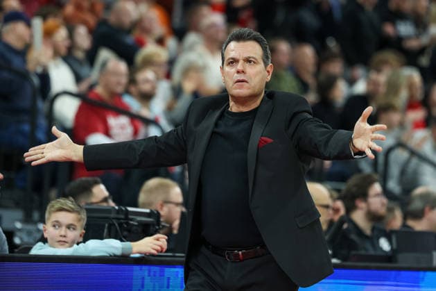 Dimitris Itoudis (Hapoel IBI Tel Aviv, Cheftrainer) gestikuliert, GER, FC Bayern Basketball vs. Hapoel Tel Aviv, Basketball, Euroleague, 18. Spieltag, Saison 2025 2026, 23.12.2025, GER, FC Bayern Basketball vs. Hapoel Tel Aviv, Basketball, Euroleague, 18. Spieltag, Saison 2025 2026, 23.12.2025 Muenchen Copyright: xEibner-Pressefoto JennixMaulx EP_JML