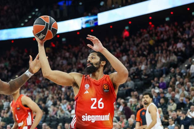 Spencer Dinwiddie (FC Bayern Basketball, 26) mit Ball, GER, FC Bayern Basketball vs. Hapoel Tel Aviv, Basketball, Euroleague, 18. Spieltag, Saison 2025 2026, 23.12.2025, GER, FC Bayern Basketball vs. Hapoel Tel Aviv, Basketball, Euroleague, 18. Spieltag, Saison 2025 2026, 23.12.2025 Muenchen Copyright: xEibner-Pressefoto JennixMaulx EP_JML