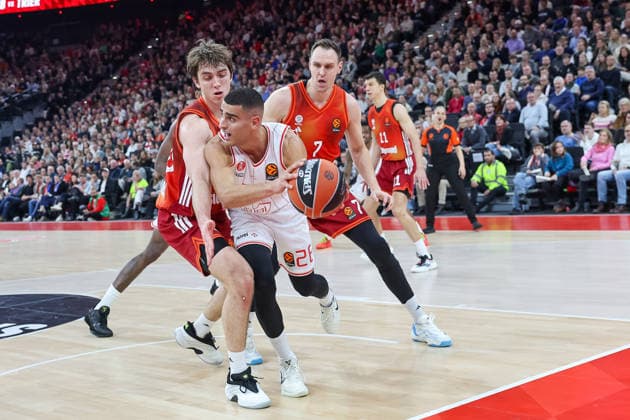 Yam Madar (Hapoel IBI Tel Aviv, 26) mit Justinian Jessup (FC Bayern Basketball, 10) und Johannes Voigtmann (FC Bayern Basketball, 07), GER, FC Bayern Basketball vs. Hapoel Tel Aviv, Basketball, Euroleague, 18. Spieltag, Saison 2025 2026, 23.12.2025, GER, FC Bayern Basketball vs. Hapoel Tel Aviv, Basketball, Euroleague, 18. Spieltag, Saison 2025 2026, 23.12.2025 Muenchen Copyright: xEibner-Pressefoto JennixMaulx EP_JML