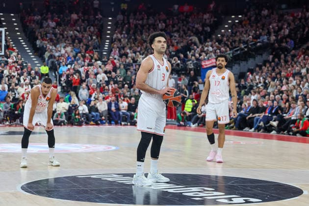Elijah Bryant (Hapoel IBI Tel Aviv, 03) mit Collin Malcolm (Hapoel IBI Tel Aviv, 17) und Yam Madar (Hapoel IBI Tel Aviv, 26), GER, FC Bayern Basketball vs. Hapoel Tel Aviv, Basketball, Euroleague, 18. Spieltag, Saison 2025 2026, 23.12.2025, GER, FC Bayern Basketball vs. Hapoel Tel Aviv, Basketball, Euroleague, 18. Spieltag, Saison 2025 2026, 23.12.2025 Muenchen Copyright: xEibner-Pressefoto JennixMaulx EP_JML