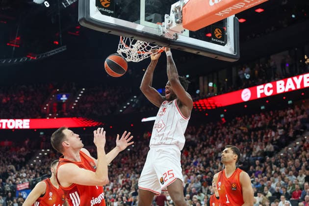 Dunk Dan Oturu (Hapoel IBI Tel Aviv, 25) mit Johannes Voigtmann (FC Bayern Basketball, 07) und Oscar da Silva (FC Bayern Basketball, 01), mit Stefan Jovic (FC Bayern Basketball, 16), GER, FC Bayern Basketball vs. Hapoel Tel Aviv, Basketball, Euroleague, 18. Spieltag, Saison 2025 2026, 23.12.2025, GER, FC Bayern Basketball vs. Hapoel Tel Aviv, Basketball, Euroleague, 18. Spieltag, Saison 2025 2026, 23.12.2025 Muenchen Copyright: xEibner-Pressefoto JennixMaulx EP_JML