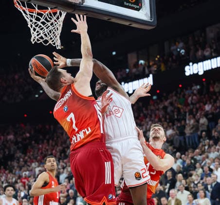 Dunk Dan Oturu (Hapoel IBI Tel Aviv, 25) mit Johannes Voigtmann (FC Bayern Basketball, 07) und Andreas Obst (FC Bayern Basketball, 13), GER, FC Bayern Basketball vs. Hapoel Tel Aviv, Basketball, Euroleague, 18. Spieltag, Saison 2025 2026, 23.12.2025, GER, FC Bayern Basketball vs. Hapoel Tel Aviv, Basketball, Euroleague, 18. Spieltag, Saison 2025 2026, 23.12.2025 Muenchen Copyright: xEibner-Pressefoto JennixMaulx EP_JML