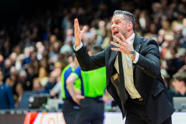 23.12.2025, xomx, Basketball EuroCup, Niners Chemnitz - Besiktas JK Istanbul v.l. DUSAN ALIMPIJEVIC (Besiktas GAIN Istanbul Trainer Headcoach). Portrait, Portraet, Chemnitz