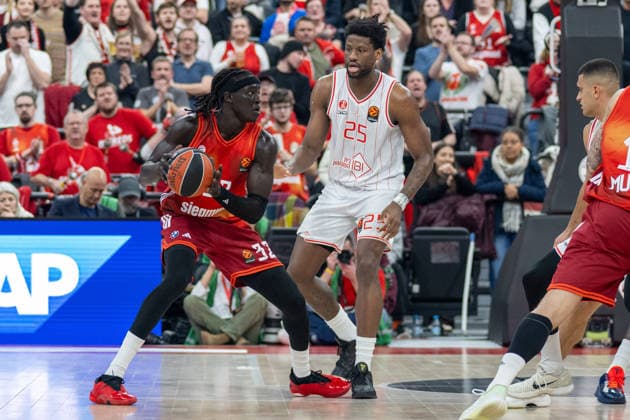 Wenyen Gabriel 32 (FC Bayern Basketball), Dan Oturu 25 (Hapoel IBI Tel Aviv), FC Bayern Basketball vs. Hapoel IBI Tel Aviv, EuroLeague 18. Spieltag, 23.12.2025 Muenchen Bayern Deutschland