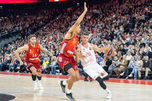 Stefan Jovic 16 (FC Bayern Basketball), Oscar da Silva 1 (FC Bayern Basketball), Yam Madar 26 (Hapoel IBI Tel Aviv), FC Bayern Basketball vs. Hapoel IBI Tel Aviv, EuroLeague 18. Spieltag, 23.12.2025 Muenchen Bayern Deutschland