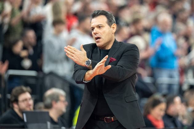 Cheftrainer Dimitris Itoudis (Hapoel IBI Tel Aviv), FC Bayern Basketball vs. Hapoel IBI Tel Aviv, EuroLeague 18. Spieltag, 23.12.2025 Muenchen Bayern Deutschland