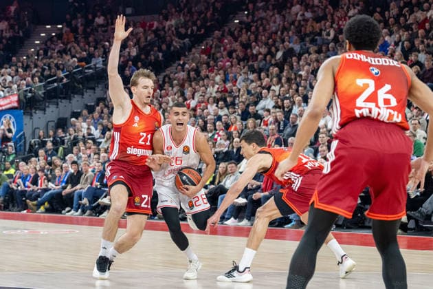 Justus Hollatz 21 (FC Bayern Basketball), Yam Madar 26 (Hapoel IBI Tel Aviv), FC Bayern Basketball vs. Hapoel IBI Tel Aviv, EuroLeague 18. Spieltag, 23.12.2025 Muenchen Bayern Deutschland