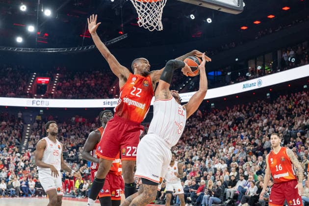 Isiaha Mike 22 (FC Bayern Basketball), Chris Jones 1 (Hapoel IBI Tel Aviv), FC Bayern Basketball vs. Hapoel IBI Tel Aviv, EuroLeague 18. Spieltag, 23.12.2025 Muenchen Bayern Deutschland