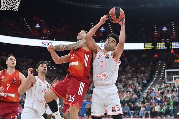 v.l:Johannes VOIGTMANN (FCB),Tomer GINAT (Hapoel), Stefan JOVIC (FCB),Elijah BRYANT (Hapoel), Aktion,Zweikampf Basketball Euro League,Saison 2025 2026, FC Bayern Muenchen-Hapoel Te Aviv am 23.12.2025, S A P G A R D EN