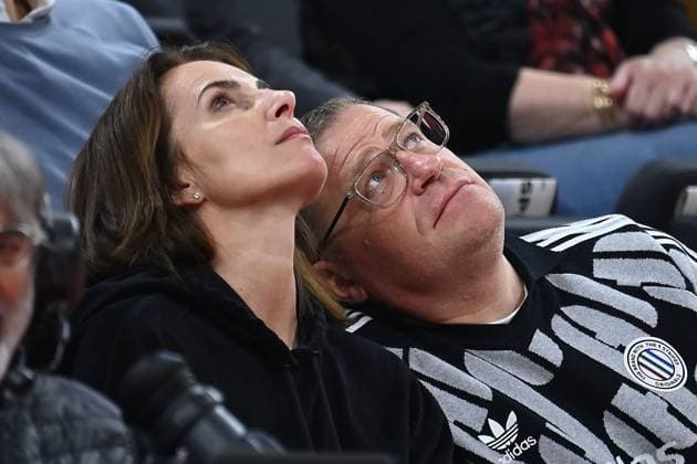 Max EBERL (Sportvorstand FC Bayern Muenchen) mit Ehefrau Natascha Fruscella. Basketball Euro League,Saison 2025 2026, FC Bayern Muenchen-Hapoel Te Aviv am 23.12.2025, S A P G A R D EN
