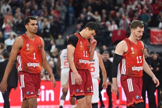 v.li:Oscar DA SILVA (FCB),VLADIMIR LUCIC (FCB), Andreas OBST (FCB), Enttaeuschung,Frust,enttaeuscht, frustriert,niedergeschlagen, Basketball Euro League,Saison 2025 2026, FC Bayern Muenchen-Hapoel Te Aviv am 23.12.2025, S A P G A R D EN