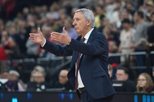 Trainer Svetislav PESIC (FCB), Gestik,gibt Anweisungen, Einzelbild,angeschnittenes Einzelmotiv,Halbfigur,halbe Figur. Basketball Euro League,Saison 2025 2026, FC Bayern Muenchen-Hapoel Te Aviv am 23.12.2025, S A P G A R D EN