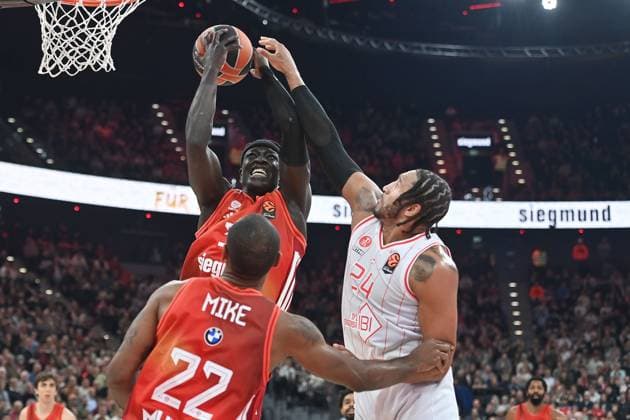 Wenyen GABRIEL (FCB), Aktion,Zweikampf gegen Ish WAINRIGHT (Hapoel). Basketball Euro League,Saison 2025 2026, FC Bayern Muenchen-Hapoel Te Aviv am 23.12.2025, S A P G A R D EN