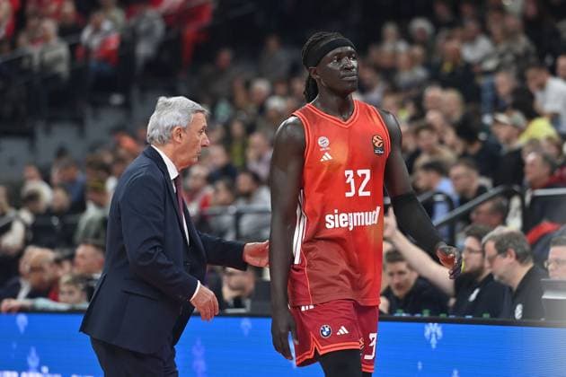 Trainer Svetislav PESIC (FCB) mit Wenyen GABRIEL (FCB), Basketball Euro League,Saison 2025 2026, FC Bayern Muenchen-Hapoel Te Aviv am 23.12.2025, S A P G A R D EN