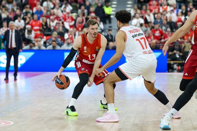 Andreas Obst (FC Bayern Basketball, 13) mit Collin Malcolm (Hapoel IBI Tel Aviv, 17), GER, FC Bayern Basketball vs. Hapoel Tel Aviv, Basketball, Euroleague, 18. Spieltag, Saison 2025 2026, 23.12.2025, GER, FC Bayern Basketball vs. Hapoel Tel Aviv, Basketball, Euroleague, 18. Spieltag, Saison 2025 2026, 23.12.2025 Muenchen Copyright: xEibner-Pressefoto JennixMaulx EP_JML