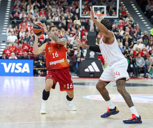 Stefan Jovic (FC Bayern Basketball, 16) mit Ish Wainright (Hapoel IBI Tel Aviv, 24), GER, FC Bayern Basketball vs. Hapoel Tel Aviv, Basketball, Euroleague, 18. Spieltag, Saison 2025 2026, 23.12.2025, GER, FC Bayern Basketball vs. Hapoel Tel Aviv, Basketball, Euroleague, 18. Spieltag, Saison 2025 2026, 23.12.2025 Muenchen Copyright: xEibner-Pressefoto JennixMaulx EP_JML