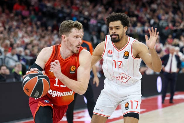 Andreas Obst (FC Bayern Basketball, 13) mit Collin Malcolm (Hapoel IBI Tel Aviv, 17), GER, FC Bayern Basketball vs. Hapoel Tel Aviv, Basketball, Euroleague, 18. Spieltag, Saison 2025 2026, 23.12.2025, GER, FC Bayern Basketball vs. Hapoel Tel Aviv, Basketball, Euroleague, 18. Spieltag, Saison 2025 2026, 23.12.2025 Muenchen Copyright: xEibner-Pressefoto JennixMaulx EP_JML