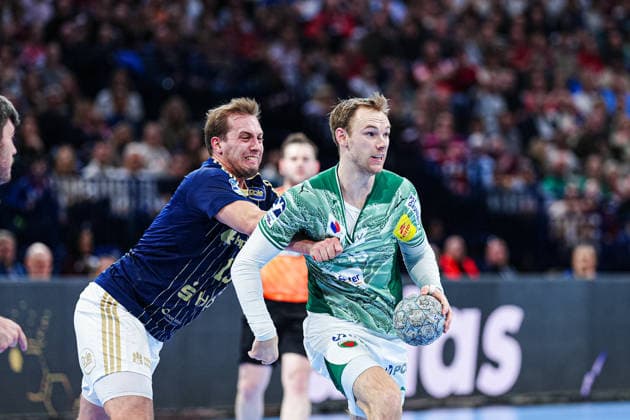 Niklas Weller (Handball Verein Hamburg, 13), Mathias Gidsel (Fuechse Berlin, 19) GER, Handball Sport Verein Hamburg vs. Fuechse Berlin, Handball, 1. Bundesliga, Spieltag 24, Saison 2025 2026, 23.12.2025 GER, Handball Sport Verein Hamburg vs. Fuechse Berlin, Handball, 1. Bundesliga, Spieltag 24, Saison 2025 2026, 23.12.2025 Hamburg Copyright: xEibner-Pressefoto MarcelxvonxFehrnx EP_MFN