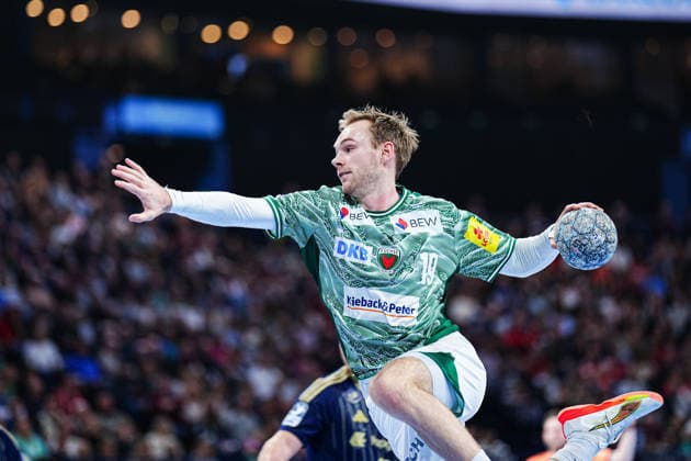 Wurf Tor Mathias Gidsel (Fuechse Berlin, 19) GER, Handball Verein Hamburg vs. Fuechse Berlin, Handball, 1. Bundesliga, Spieltag 24, Saison 2025 2026, 23.12.2025 GER, Handball Sport Verein Hamburg vs. Fuechse Berlin, Handball, 1. Bundesliga, Spieltag 24, Saison 2025 2026, 23.12.2025 Hamburg Copyright: xEibner-Pressefoto MarcelxvonxFehrnx EP_MFN