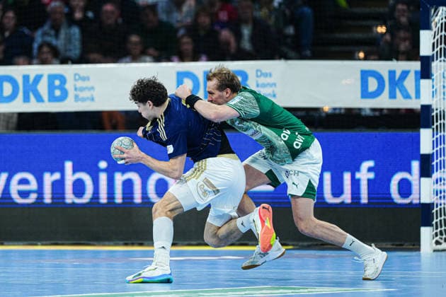 Elias Kofler (Handball Verein Hamburg, 06), Max Darj (Fuechse Berlin, 05) GER, Handball Sport Verein Hamburg vs. Fuechse Berlin, Handball, 1. Bundesliga, Spieltag 24, Saison 2025 2026, 23.12.2025 GER, Handball Sport Verein Hamburg vs. Fuechse Berlin, Handball, 1. Bundesliga, Spieltag 24, Saison 2025 2026, 23.12.2025 Hamburg Copyright: xEibner-Pressefoto MarcelxvonxFehrnx EP_MFN