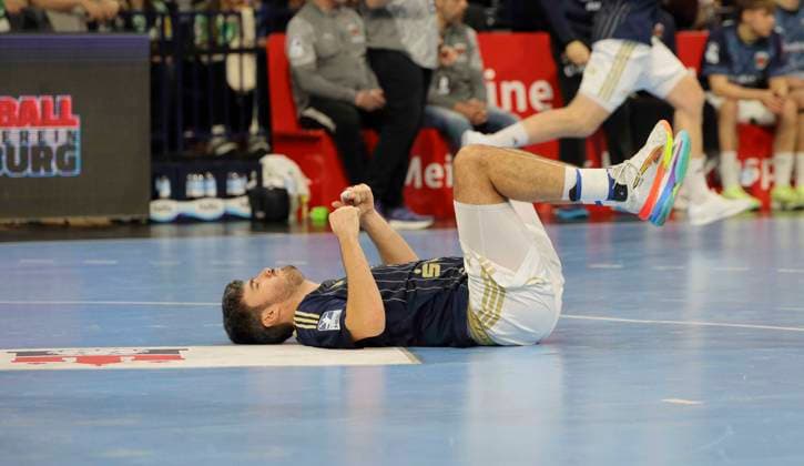 Foto : Verlierermiene beim HSV , Jacob Arenth LASSEN am Boden zerstört Handball Herren 1. Bundesliga am Di. 23.12.2025 HSV Handball - Füchse Berlin