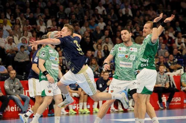 Foto : Torwurf von .... Moritz SAUTER gegen Max DARJ (Füchse , rechts) Handball Herren 1. Bundesliga am Di. 23.12.2025 HSV Handball - Füchse Berlin