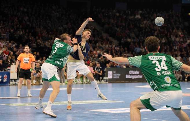 Foto : Nicolaj Jorgensen (HSV) wirft gegen Max DARJ (Füchse , links) Handball Herren 1. Bundesliga am Di. 23.12.2025 HSV Handball - Füchse Berlin