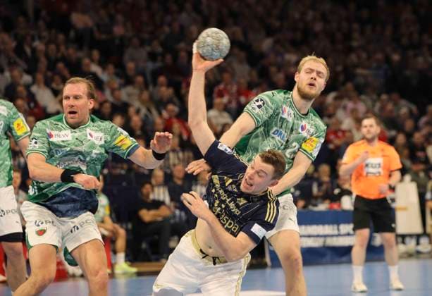 Foto : Torwurf von .... Moritz SAUTER (HSV) gegen Matthes Langhoff (Füchse) und links ... Max DARJ (Füchse) Handball Herren 1. Bundesliga am Di. 23.12.2025 HSV Handball - Füchse Berlin