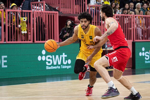 Tigers Tuebingen - Artland Dragons, Herren, 2. Bundesliga, Barmer 2. Basketball Bundesliga, pro A, 14. Spieltag, Spielzeit 2025 2026, 23.12.2025 Patrick Emilien (Tigers Tuebingen, 15) auf dem Weg zum Korb gegen Amir Hinton (Artland Dragons, 03)
