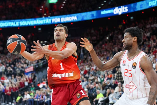 Oscar da Silva (FC Bayern Basketball, 01) mit Dan Oturu (Hapoel IBI Tel Aviv, 25), GER, FC Bayern Basketball vs. Hapoel Tel Aviv, Basketball, Euroleague, 18. Spieltag, Saison 2025 2026, 23.12.2025, GER, FC Bayern Basketball vs. Hapoel Tel Aviv, Basketball, Euroleague, 18. Spieltag, Saison 2025 2026, 23.12.2025 Muenchen Copyright: xEibner-Pressefoto JennixMaulx EP_JML