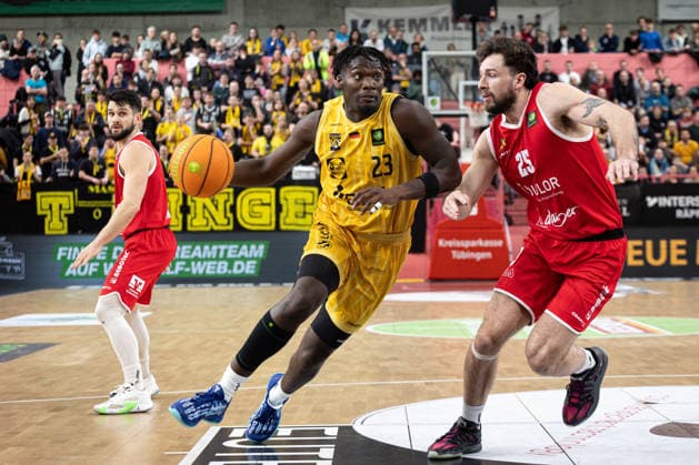 Tigers Tuebingen - Artland Dragons, Herren, 2. Bundesliga, Barmer 2. Basketball Bundesliga, pro A, 14. Spieltag, Spielzeit 2025 2026, 23.12.2025 Melkisedek Moreaux (Tigers Tuebingen, 23) auf dem Weg zum Korb gegen Ben Burnham (Artland Dragons, 25)