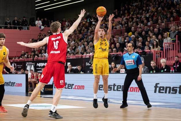 Tigers Tuebingen - Artland Dragons, Herren, 2. Bundesliga, Barmer 2. Basketball Bundesliga, pro A, 14. Spieltag, Spielzeit 2025 2026, 23.12.2025 Kaya Bayram (Tigers Tuebingen, 05) beim Dreier gegen Fynn Lastring (Artland Dragons, 16)