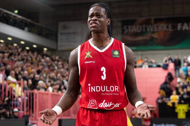 Tigers Tuebingen - Artland Dragons, Herren, 2. Bundesliga, Barmer 2. Basketball Bundesliga, pro A, 14. Spieltag, Spielzeit 2025 2026, 23.12.2025 Amir Hinton (Artland Dragons, 03) schaut verwirrt Richtung Schiedsrichter