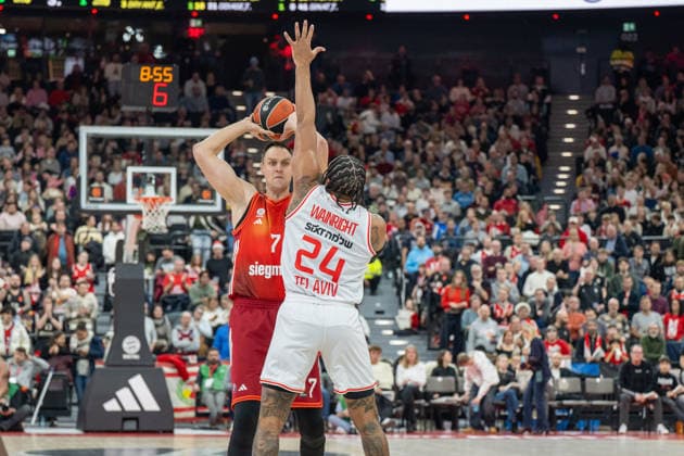 Johannes Voigtmann 7 (FC Bayern Basketball), Ish Wainright 24 (Hapoel IBI Tel Aviv), FC Bayern Basketball vs. Hapoel IBI Tel Aviv, EuroLeague 18. Spieltag, 23.12.2025 Muenchen Bayern Deutschland