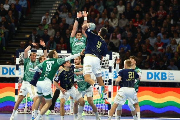 Handball I Herren I Saison 2025 2026 I Bundesliga I 24. Spieltag I HSV Hamburg - Füchse Berlin I 23.12.2025 Mathias Gidsel (19, Füchse Berlin) Jacob Lassen (9, HSV Hamburg) beim Wurf Hamburg Barclaycard Arena Hamburg Deutschland Copyright: xLobeca RalfxHomburgx