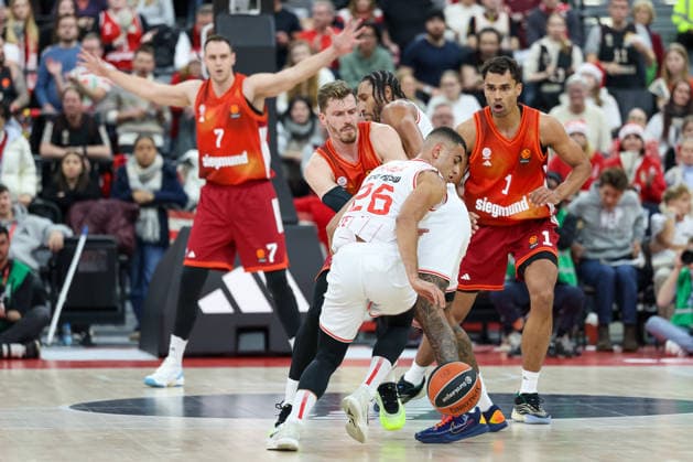 Yam Madar (Hapoel IBI Tel Aviv, 26) mit Andreas Obst (FC Bayern Basketball, 13) und Oscar da Silva (FC Bayern Basketball, 01), mit Johannes Voigtmann (FC Bayern Basketball, 07), GER, FC Bayern Basketball vs. Hapoel Tel Aviv, Basketball, Euroleague, 18. Spieltag, Saison 2025 2026, 23.12.2025, GER, FC Bayern Basketball vs. Hapoel Tel Aviv, Basketball, Euroleague, 18. Spieltag, Saison 2025 2026, 23.12.2025 Muenchen Copyright: xEibner-Pressefoto JennixMaulx EP_JML