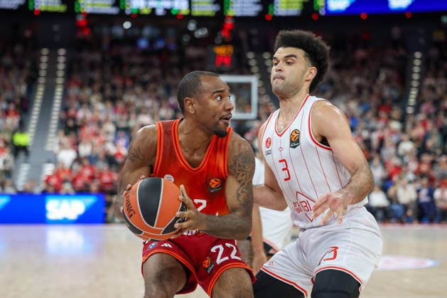 Isiaha Mike (FC Bayern Basketball, 22) mit Elijah Bryant (Hapoel IBI Tel Aviv, 03), GER, FC Bayern Basketball vs. Hapoel Tel Aviv, Basketball, Euroleague, 18. Spieltag, Saison 2025 2026, 23.12.2025, GER, FC Bayern Basketball vs. Hapoel Tel Aviv, Basketball, Euroleague, 18. Spieltag, Saison 2025 2026, 23.12.2025 Muenchen Copyright: xEibner-Pressefoto JennixMaulx EP_JML