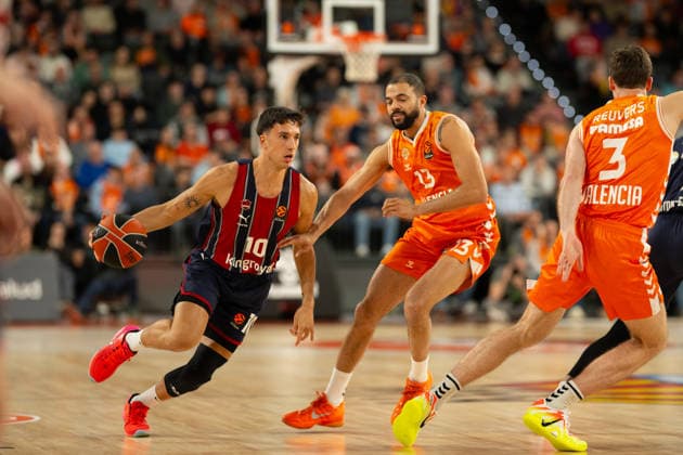 EuroLeague Round 18 Matteo Spagnolo Kosner Baskonia Vitoria Gasteiz (L) and Darius Thompson of Valencia Basket (R) seen in action during the EuroLeague Round 18 match between Valencia Basket and Kosner Baskonia Vitoria Gasteiz at Roig Arena, (Valencia ) on December 23, 2025. Copyright: xVicentexVidalxFernandezx