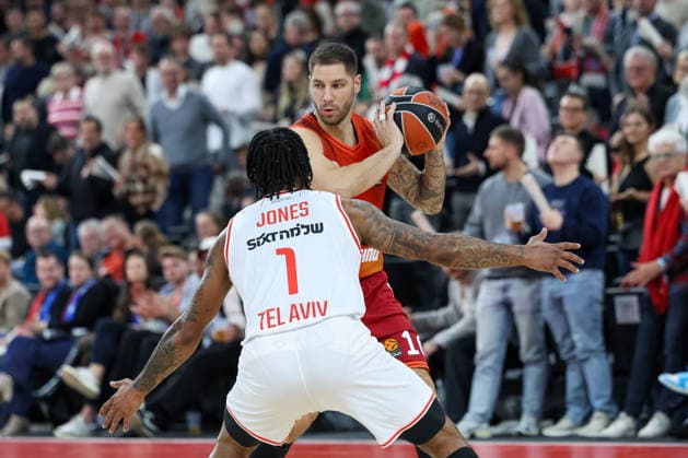 Stefan Jovic (FC Bayern Basketball, 16) mit Chris Jones (Hapoel IBI Tel Aviv, 01), GER, FC Bayern Basketball vs. Hapoel Tel Aviv, Basketball, Euroleague, 18. Spieltag, Saison 2025 2026, 23.12.2025, GER, FC Bayern Basketball vs. Hapoel Tel Aviv, Basketball, Euroleague, 18. Spieltag, Saison 2025 2026, 23.12.2025 Muenchen Copyright: xEibner-Pressefoto JennixMaulx EP_JML