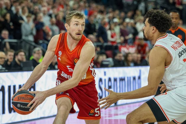 Niels Giffey (FC Bayern Basketball, 05) mit Collin Malcolm (Hapoel IBI Tel Aviv, 17), GER, FC Bayern Basketball vs. Hapoel Tel Aviv, Basketball, Euroleague, 18. Spieltag, Saison 2025 2026, 23.12.2025, GER, FC Bayern Basketball vs. Hapoel Tel Aviv, Basketball, Euroleague, 18. Spieltag, Saison 2025 2026, 23.12.2025 Muenchen Copyright: xEibner-Pressefoto JennixMaulx EP_JML