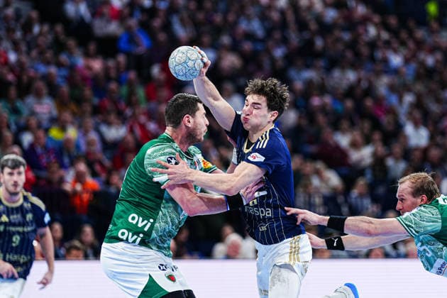 Mijajlo Marsenic (Fuechse Berlin, 93), Elias Kofler (Handball Verein Hamburg, 06) GER, Handball Sport Verein Hamburg vs. Fuechse Berlin, Handball, 1. Bundesliga, Spieltag 24, Saison 2025 2026, 23.12.2025 GER, Handball Sport Verein Hamburg vs. Fuechse Berlin, Handball, 1. Bundesliga, Spieltag 24, Saison 2025 2026, 23.12.2025 Hamburg Copyright: xEibner-Pressefoto MarcelxvonxFehrnx EP_MFN